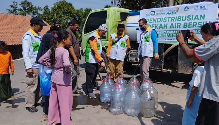 Banten Darurat Kekeringan, Relawan Jejak Masjid Asy-Syifa dan LAZ Harfa Distribusikan 30 ribu Liter Air Bersih